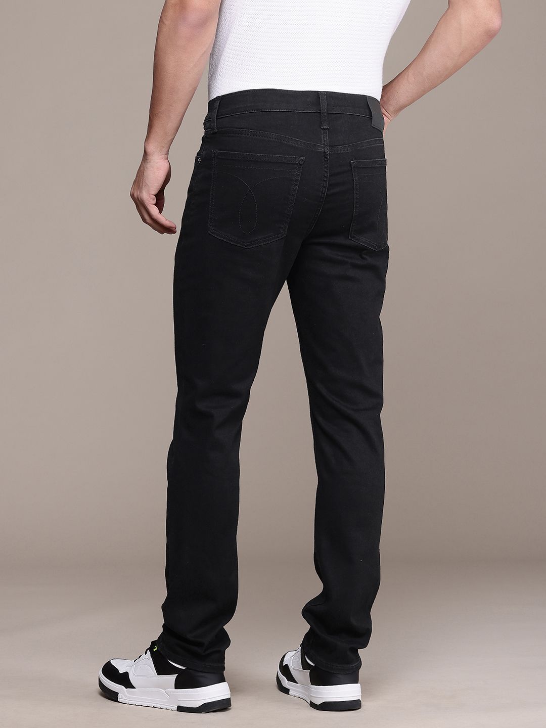 Calvin Klein Jeans Men Slim Fit Stretchable Jeans - Image 2