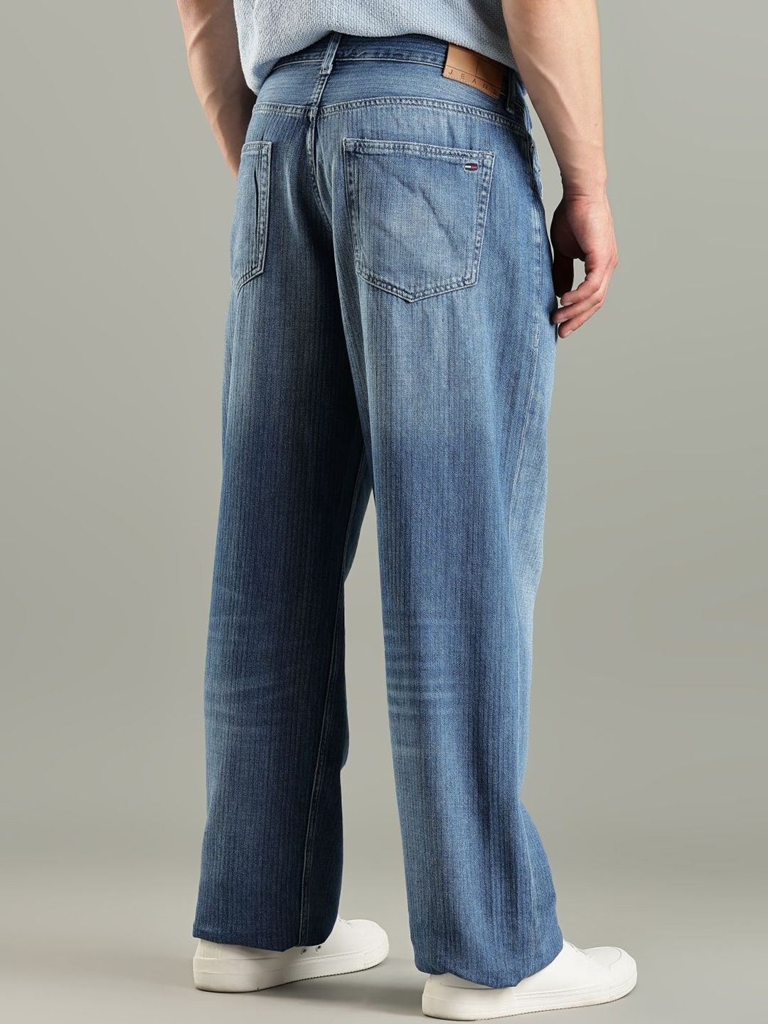 Tommy Hilfiger europe Men Relaxed Fit Mid-Rise Light Fade Jeans - Image 2