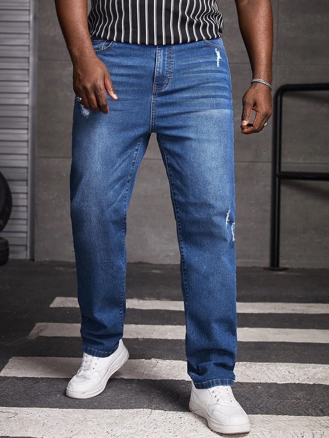 Men Regular Fit Mid-Rise Light Fade Stretchable Jeans - Image 2