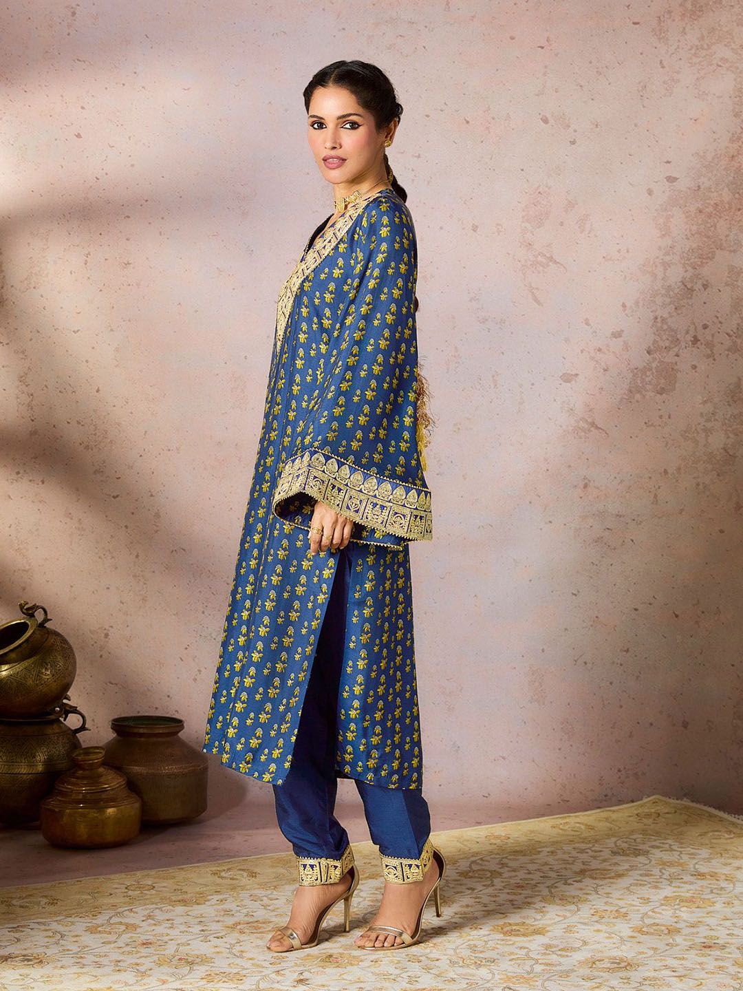 Women Embellished Tunic with Trousers - Image 4