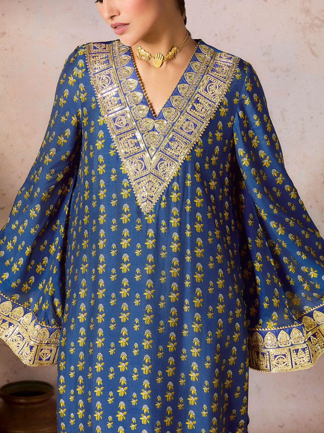 Women Embellished Tunic with Trousers - Image 3
